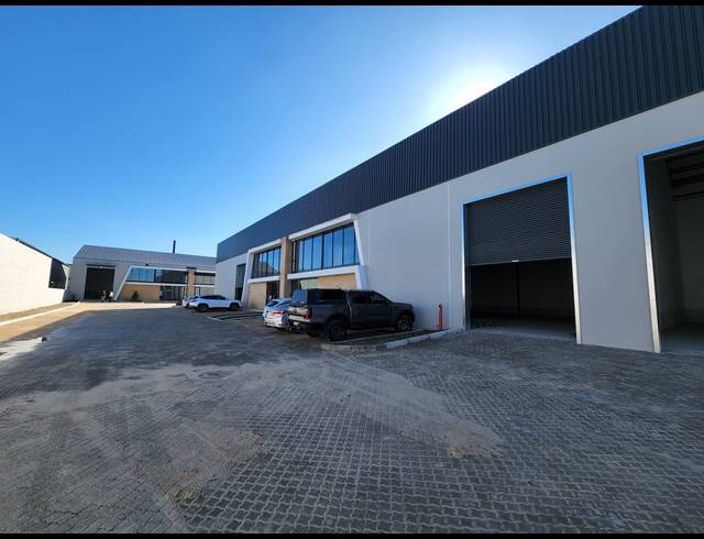 761M² WAREHOUSE TO LET IN STIKLAND INDUSTRIAL